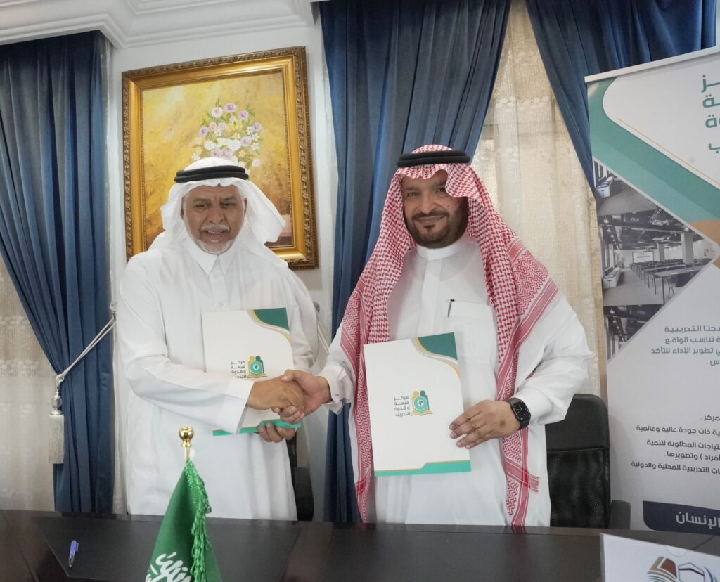 توقيع مذكرة تفاهم وشراكة بين مركز قيمة وقدوة ووقف عطاء غامد02 1024x828